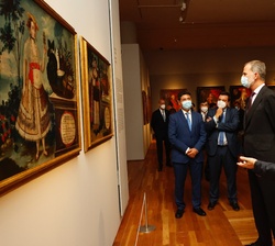 Don Felipe recibe explicaciones del catedrático de Historia del Arte Iberoamericano en la Universidad de Granada y comisario de la exposición, Rafael 